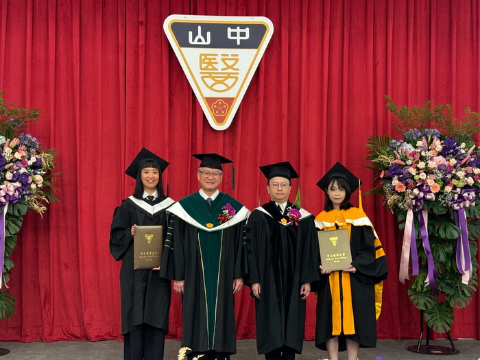 黃建寧校長(左二)與口腔醫學院院長陳俊呈(右二)和畢業生代表合影圖片