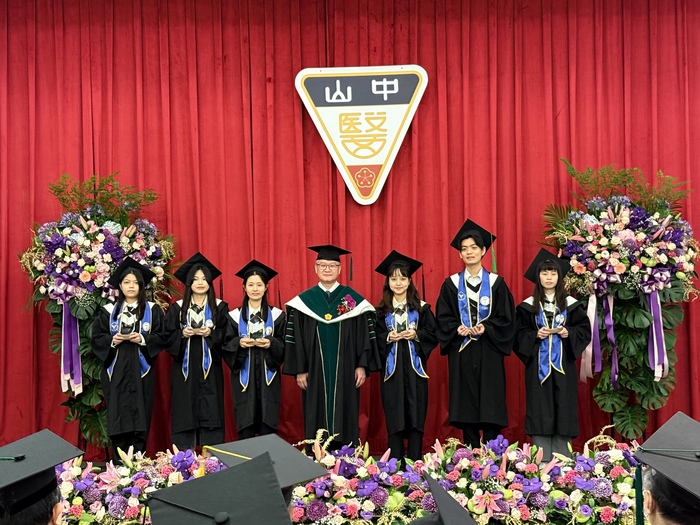 黃建寧校長(中)與勤學獎得主合影圖片