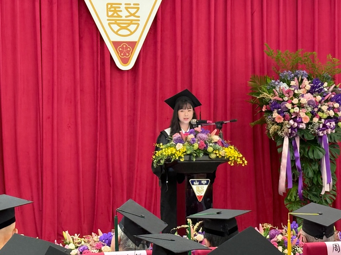 畢業生代表公衛系吳文寧發表畢業致詞圖片