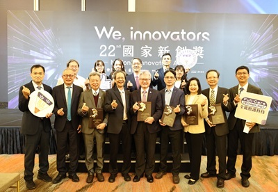 封面-中山醫大校長黃建寧(前排右五)率領獲獎團隊出席國家新創獎頒獎典禮，分享研發與臨床創新成果。