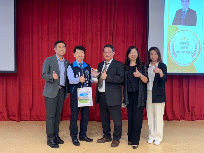校內師長與王鐘賢教授合照圖片