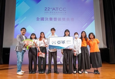 封面-中山醫大、臺師大與銘傳跨校團隊以青銀共好創新方案榮獲ATCC全國亞軍，圖左起邁肯行銷董事長張志浩、學生林子涵、黃寶儀、鍾靖亭、傅郁棠、謝宜軒。