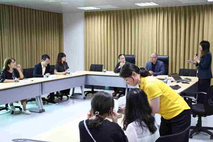 師生現場實際體驗捐贈設備，透過操作測試感受音訊傳輸效果，了解智慧聆聽設備在校園場域的應用。圖片