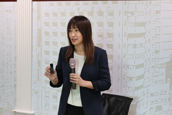 校友陳佳岑介紹捐贈的CS Mic+及CS Broadcaster Auracast™設備，讓聲音清楚且穩定的音訊傳遞。圖片
