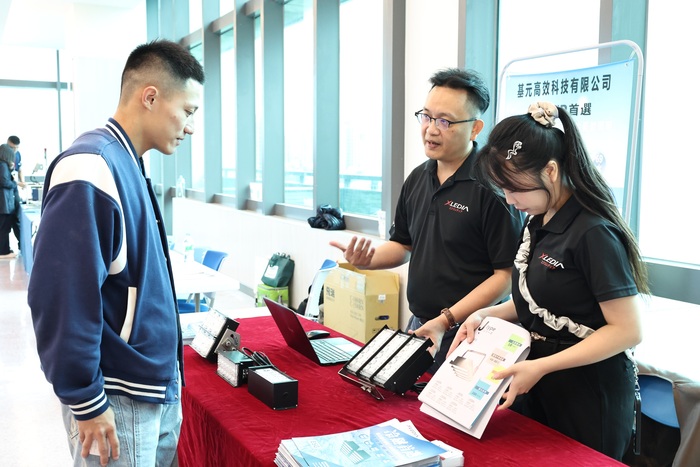 研討會會場邀請食品相關產業廠商設攤，提供交流機會。圖片