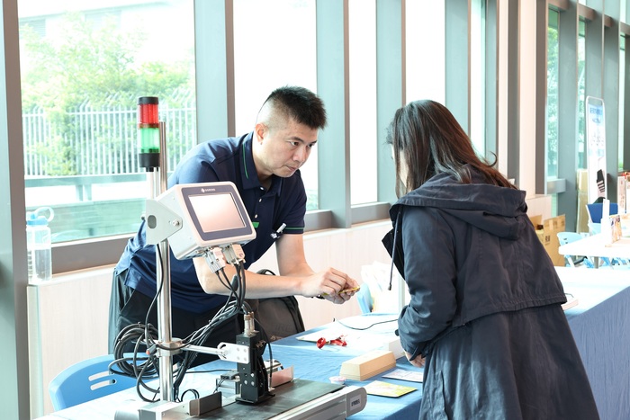 廠商講解商品特性，幫助與會業界人員了解新的技術趨勢。圖片