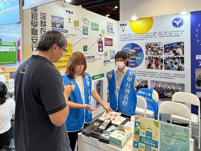 中山醫大語聽系主任池育君(中)在展場中向民眾解說舌頭功能跟吞嚥的關聯性。圖片