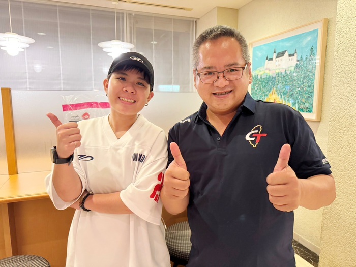 中山醫大營養系校友、運動營養師戴岑樺（左）響應母校USR計畫，自費隨隊赴日提供營養照護。圖片