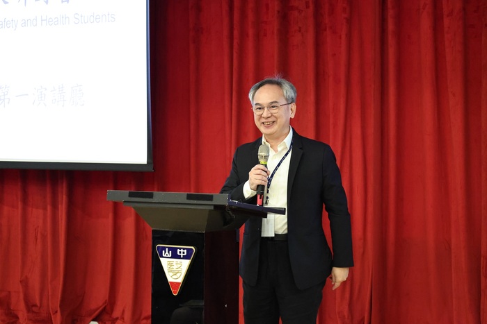 勞動部勞研所副所長陳育偉出席研討會，肯定學生研究成果並鼓勵青年投入職安領域。圖片