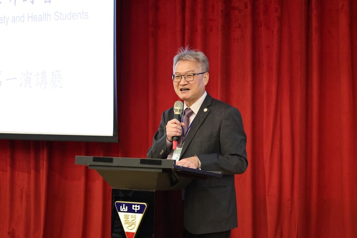 中山醫大校長黃建寧於開幕式致詞，強調職安教育在高齡化與永續需求下的重要性。圖片
