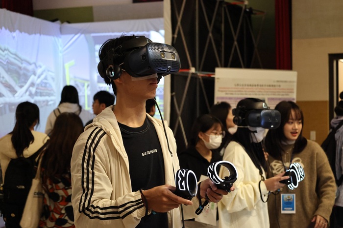 學生於現場操作虛擬實境(VR)，體驗化學品洩漏與危害辨識等情境的體感訓練。圖片