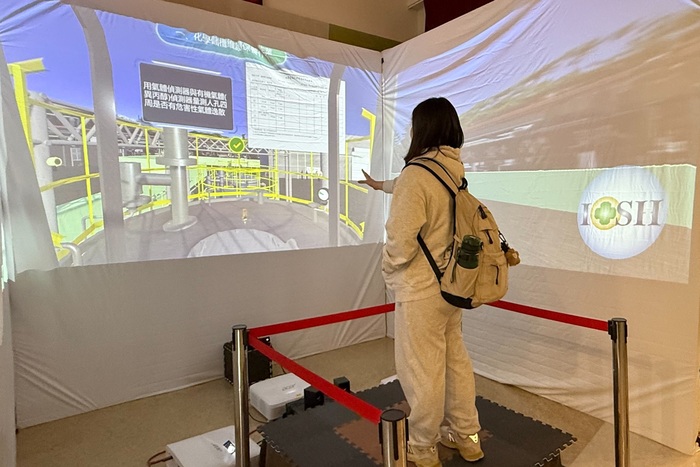 「多元體感訓練模式加強化學品危害通識智能宣導活動」實景，學生透過沉浸式互動學習化災風險與防護措施。圖片