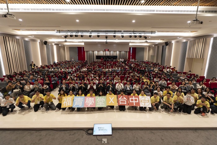 中山醫大與中部大專院校近四百名師生出席聆聽侯文詠講座，場面熱烈。圖片