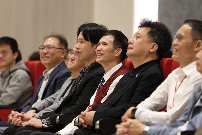 師生專注聆聽侯文詠風趣的演講內容。圖片