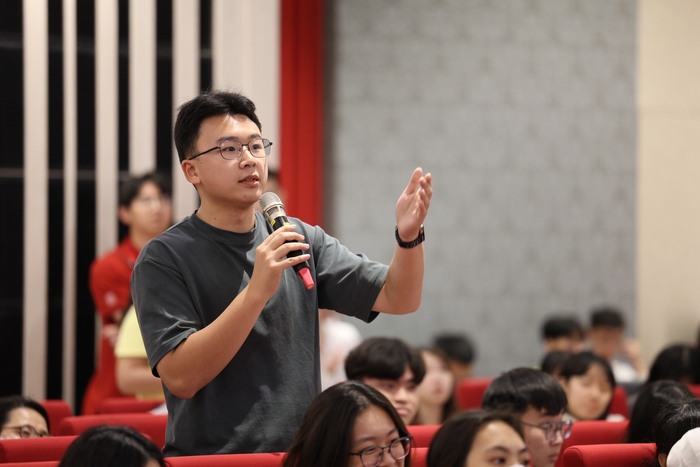 中山醫大學生於講座中踴躍提問，與侯文詠進行深度交流。圖片