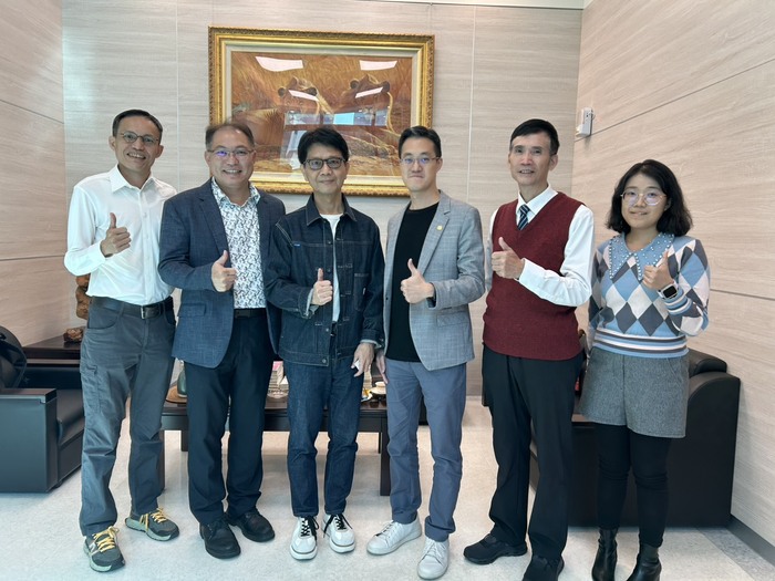 左起福智文教基金會中區大專課課長蘇凱煌、課外組主任李健群、侯文詠、醫學系助理教授黃昭硯、福智中區事業部執行長王碧宏、課外組組員張嘉芳共同合影。圖片