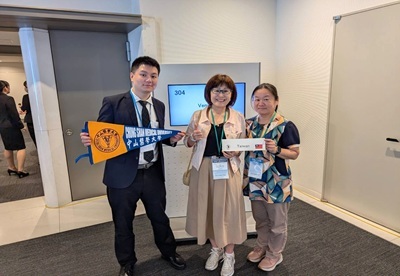中山醫大醫技系師生赴日參與IFBLS 2026，發表學術成果。(右起中山醫大醫技系主任邱慧玲、台灣醫事檢驗學會理事長曹國倩、中山醫大學生鄭惟中)