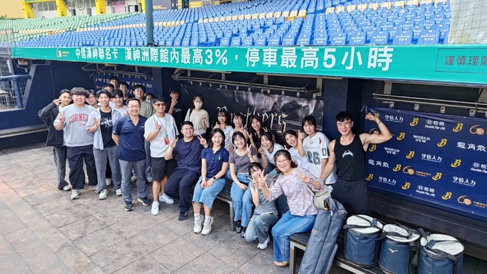 中山醫大物治系學生參訪臺中洲際棒球場，實地了解運動科學與運動醫學應用。圖片