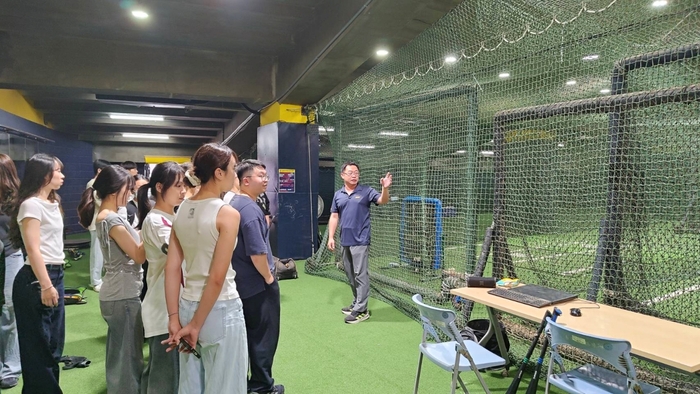 透過實地參訪球隊訓練場域，中山醫大物治系學生深入了解職業運動團隊的照護與支援體系。圖片