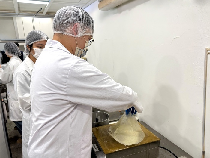 中山醫大營養學系學生於校內數位廚房製作高纖潤餅皮，透過調整配方提升膳食纖維並降低熱量負擔。圖片