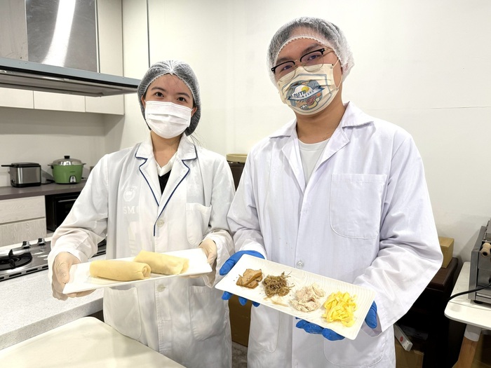 中山醫大營養系學生展示研發完成的「高纖低糖潤餅」，兼顧風味與健康，翻轉傳統高油高糖印象。圖片