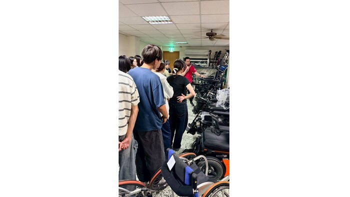 學生參訪彰化縣輔具中心及喜樂療養院二林分院，認識輔具應用與長期照護服務實務。圖片