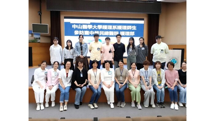 護理系安排學生參訪臺中榮民總醫院智慧醫療場域，認識智慧科技於臨床照護的實際應用。圖片