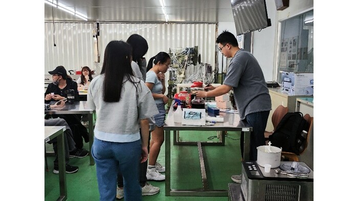 參訪東海大學食品加工實習廠房，認識農產品加工與釀造技術，實地體驗酒品。圖片