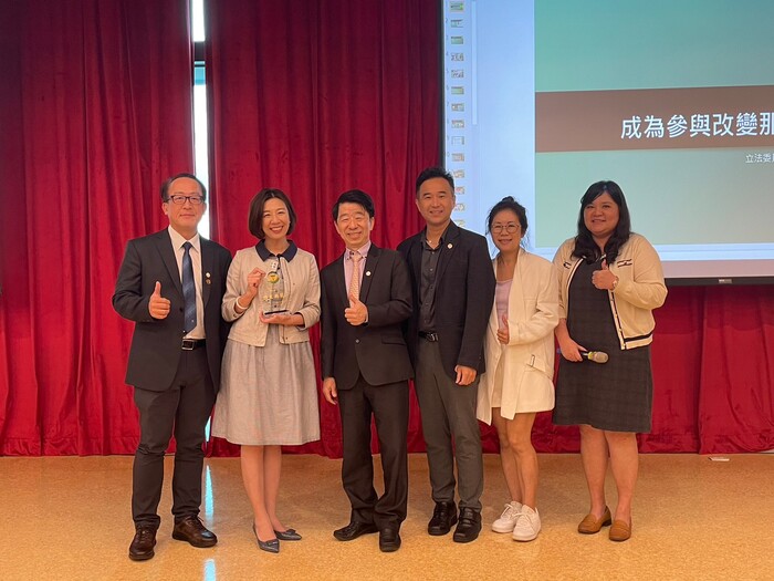 校內師長與兩位講者合照圖片