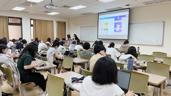 學生運用Canva進行排版與簡報設計。圖片