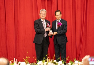 中山醫大於65週年校慶頒授吳元煌名譽博士學位，由同窗邱文達(右)代為領取，左為校長黃建寧。