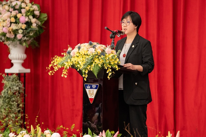 財團法人中山醫學大學董事長周英香感念創辦人與歷任董事長的奉獻，期許學校以創新與傳承精神持續前行。圖片