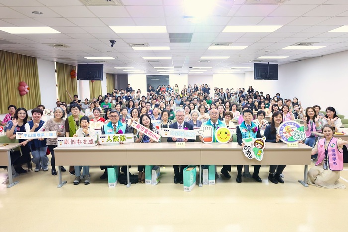 護理學系歡慶創系60週年，首屆校友與師生齊聚回娘家，共同見證系所成長與跨世代傳承。圖片