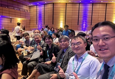 封面-中山醫大代表團在開幕演講場內合影