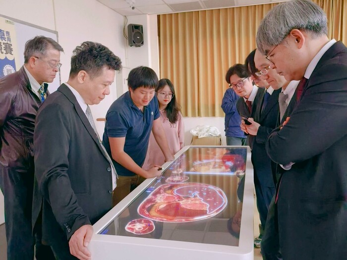 富山大學體驗中山醫大虛擬解剖桌教學系統，對其數位化與立體化呈現人體構造與解剖細節留下深刻印象。圖片