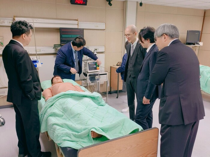 富山大學參訪中山醫大醫學模擬教學暨臨床技能訓練中心，深入了解台灣醫學教育在臨床教學與情境模擬上的實務運作。圖片