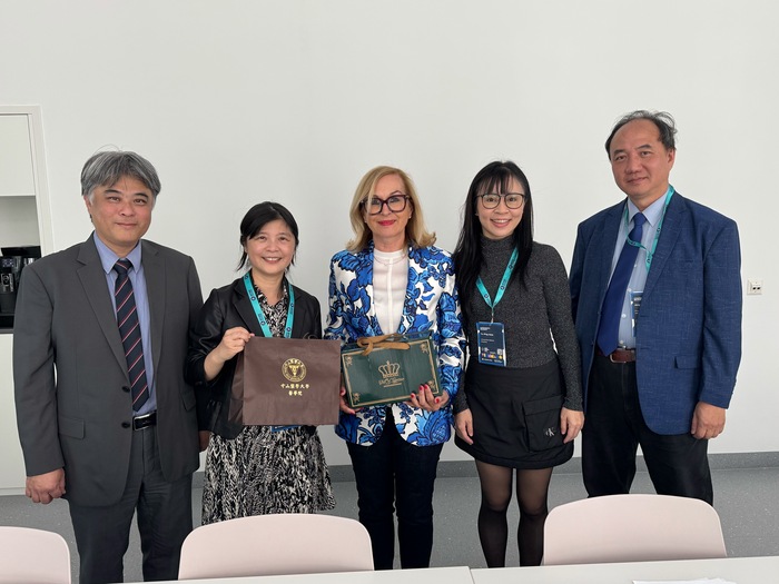 中山醫大團隊了解維也納醫學大學醫療人工智慧研究布局，探索跨領域合作機會。右三為維也納醫學大學教育副校長Prof. Dr. Anita Rieder圖片