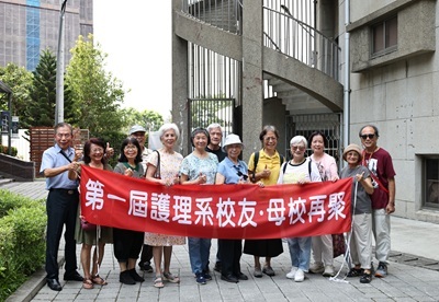 再聚母校，校友們與承載著青春回憶的「迴旋梯」紀念合影，對他們而言是最深的連結。