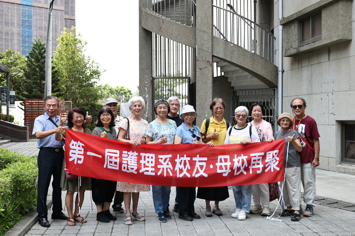 再聚母校，校友們與承載著青春回憶的「迴旋梯」紀念合影，對他們而言是最深的連結。圖片