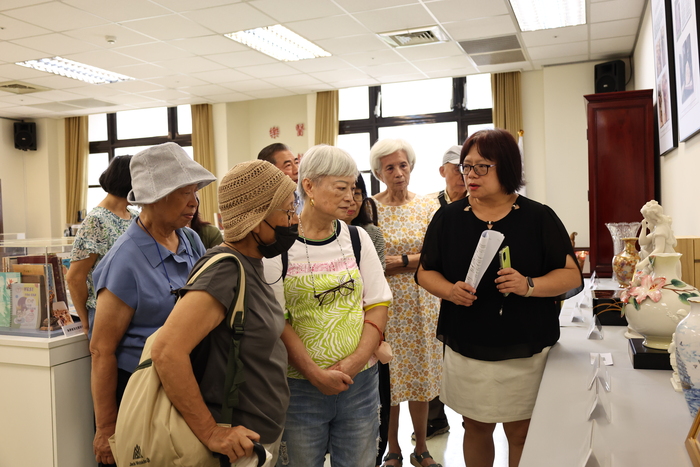 校友們透過校史資料回顧中山醫大自民國49年創校以來的發展歷程，重溫昔日求學歲月，也喚起深藏心中的青春記憶。圖片