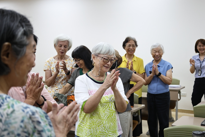 熟悉的護理故事勾起青春回憶，第一屆護理系校友開心鼓掌，在笑聲與回憶中重拾昔日校園時光。圖片