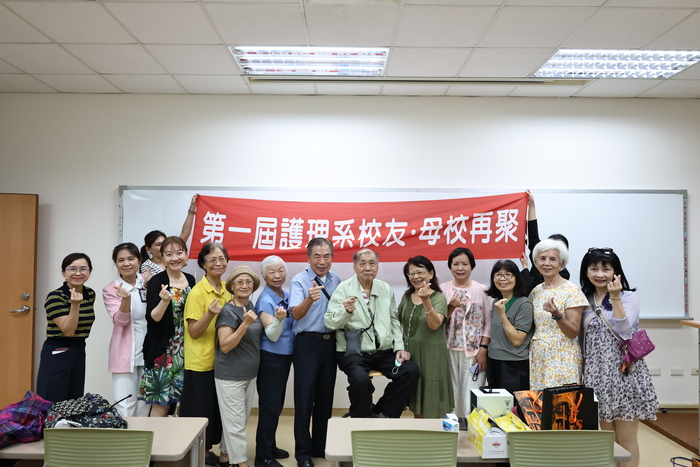 董事周明智(右6)也到場相聚，與校友們在嶄新的校園面貌中感受跨越歲月的深厚情誼。圖片