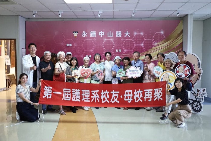 從校史資料回望母校發展，在新舊景象交織中重拾青春記憶。周英香董事長(右8)於校史室前與校友們合影。圖片