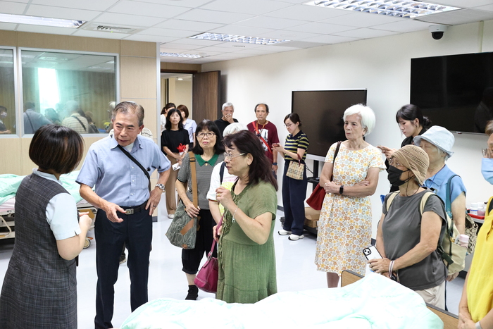 校友參訪OSCE及模擬ICU中心，實際了解現今醫療教育與臨床訓練發展。圖片