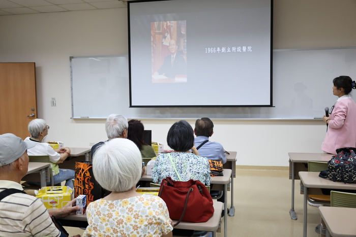 中山醫大附設醫院護理部副主任黃麗華分享護理教育發展，從加冠儀式等重要活動回顧護理系歷程，帶領第一屆護理系校友看見不同世代護理教育的變遷。圖片