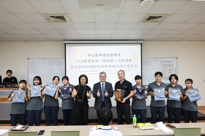 President Huang presents a gift to Tokushima Bunri University and poses for a group photo.圖片