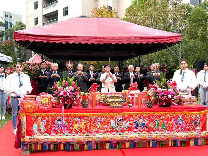 財團法人中山醫學大學董事長周英香帶領祈福動土儀式。圖片