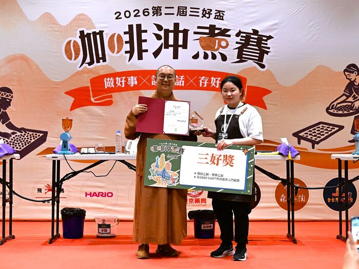 李婕瑀(右)在咖啡展演中結合中山醫大「正心樓」命名蘊含，融入「做好事、說好話、存好心」三好理念，獲得三好獎。圖片