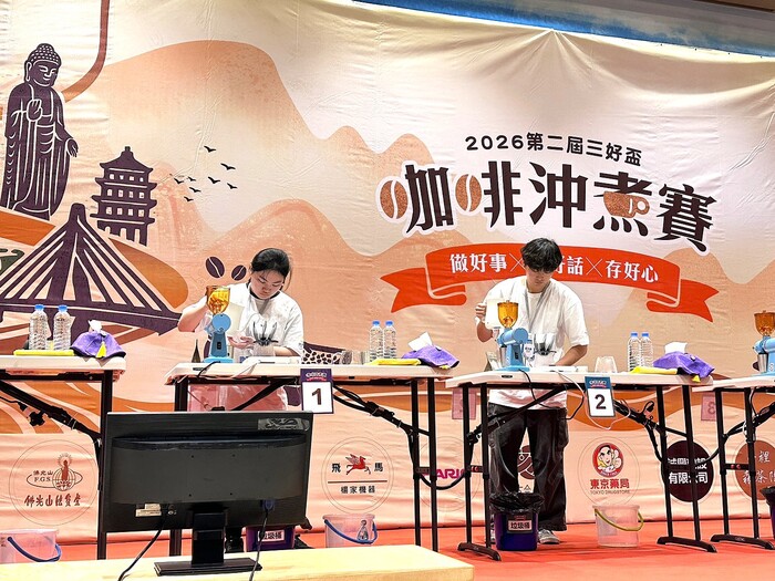 中山醫大健產系學生李婕瑀(左)從沖煮參數校正、風味穩定度調整到展演內容反覆演練，最終在比賽中獲得佳績。圖片