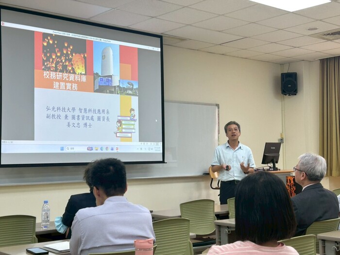 姜文忠博士分享校務研究資料治理實務，說明資料工程與AI應用在智慧決策中的關鍵角色。圖片